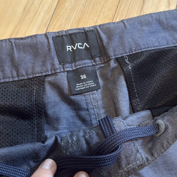 Men’s RVCA Shorts - Picture 2 of 3